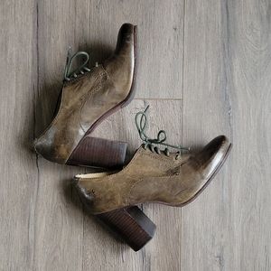 Frye Carson Heel Oxford